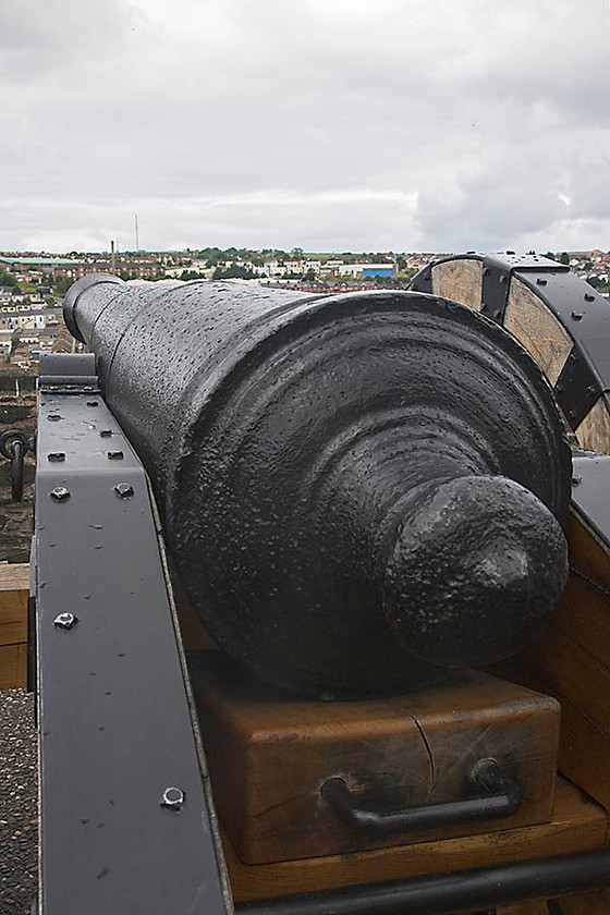 aWY2T5154 
 Cannon overlooks the Bogside from Derry, Londonderry wall.